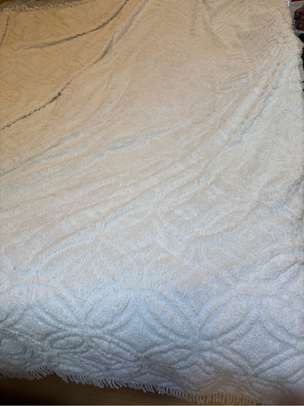 Vintage king Plush Textured White chenille‎ coverlet. Bag22